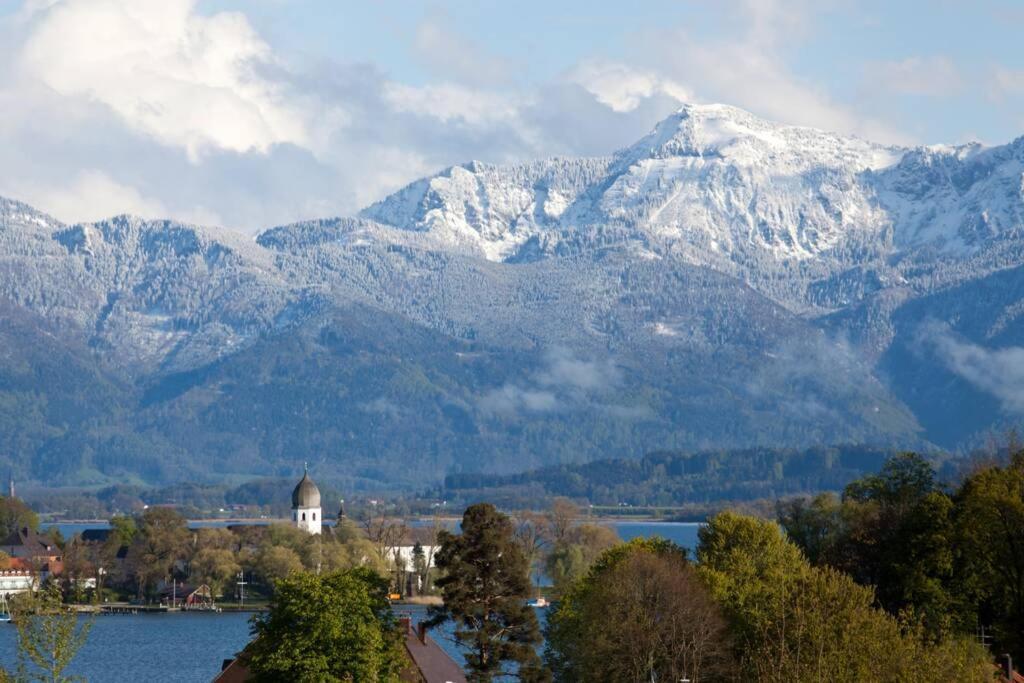 Ferienwohnung In Seenaher Kuenstlervilla In Gstadt Gstadt am Chiemsee Bagian luar foto