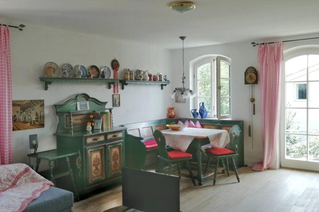 Ferienwohnung In Seenaher Kuenstlervilla In Gstadt Gstadt am Chiemsee Bagian luar foto